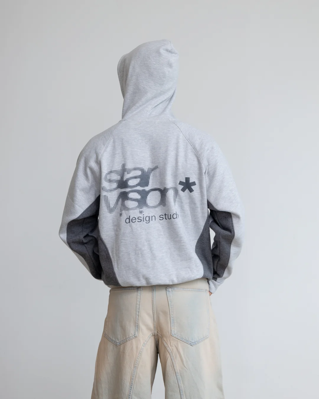 Hoodie Star Vision gris claro visto desde atrás en estudio