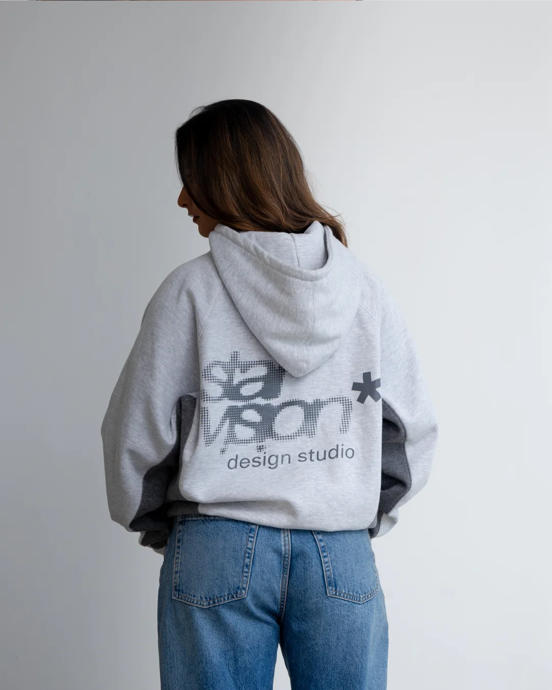 Modelo con hoodie Star Vision gris claro visto desde atrás en estudio