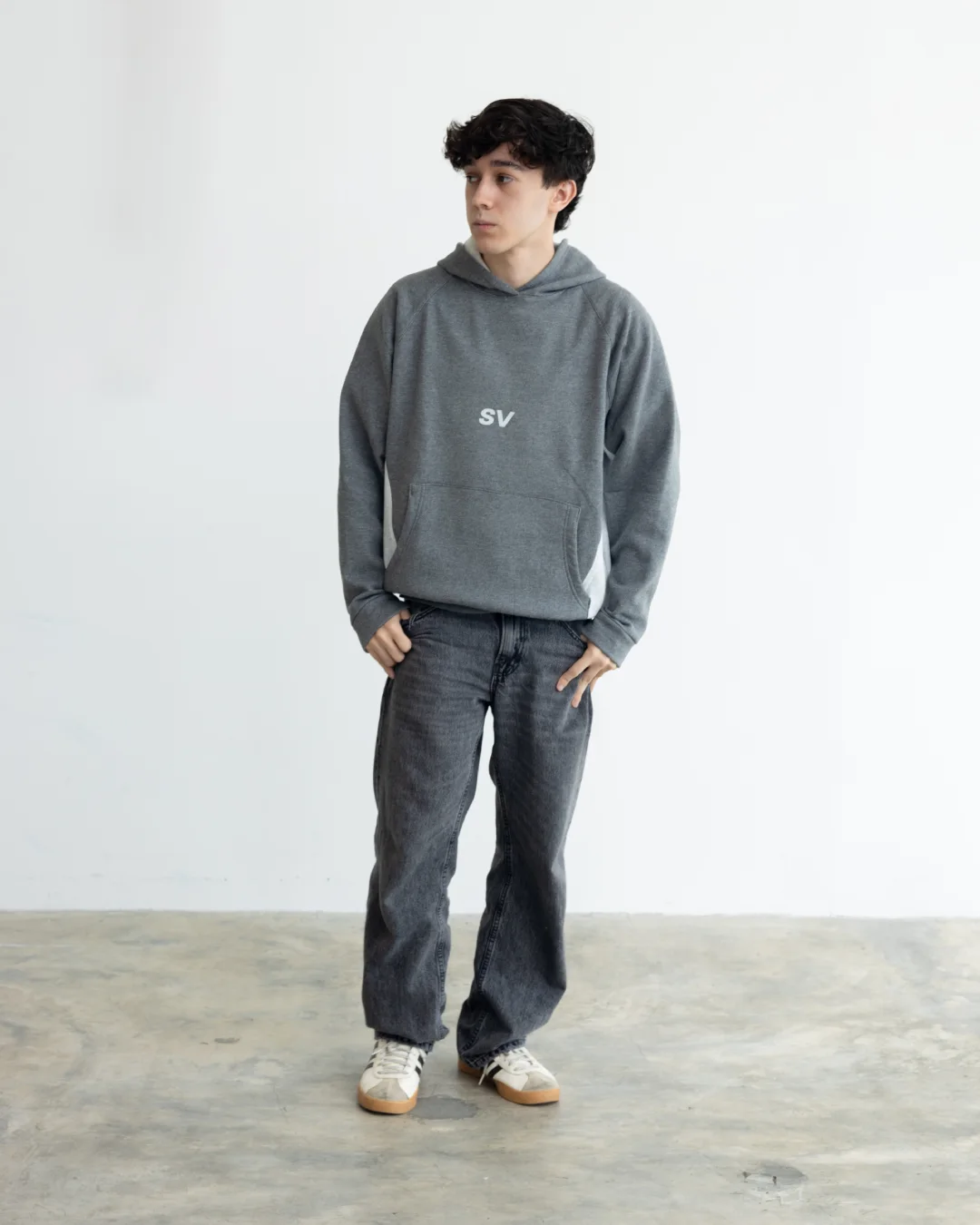 Modelo con hoodie Star Vision gris oscuro fotografiado de frente