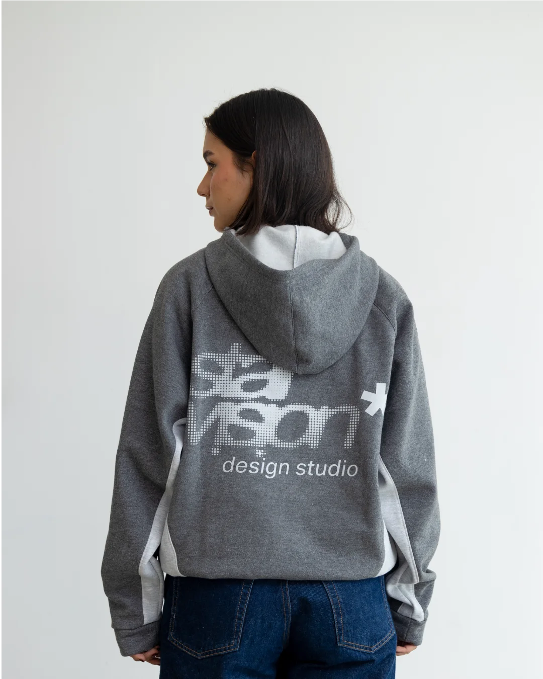 Hoodie Star Vision gris oscuro visto desde atrás en estudio